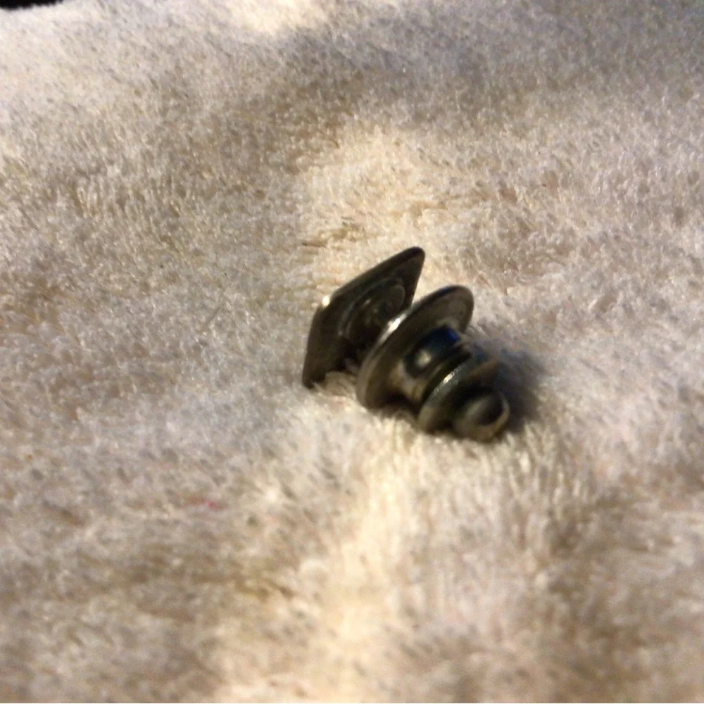 BRONZE TONE SQUARE 10 LAPEL/HAT PIN